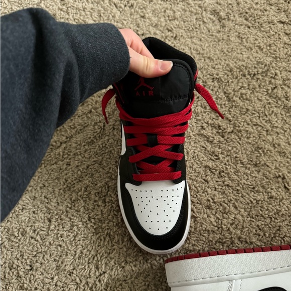 Jordan 1 Mid Gym Red GS - Picture 3 of 8
